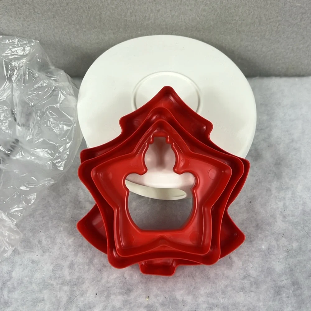 Tupperware Holiday Nesting Cookie Cutters with Storage Case Set‎ of 3 Red NWT